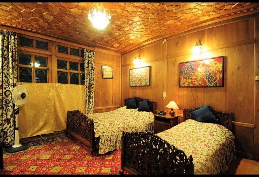 Hotel Yadgaar Houseboats Srīnagar Exterior foto